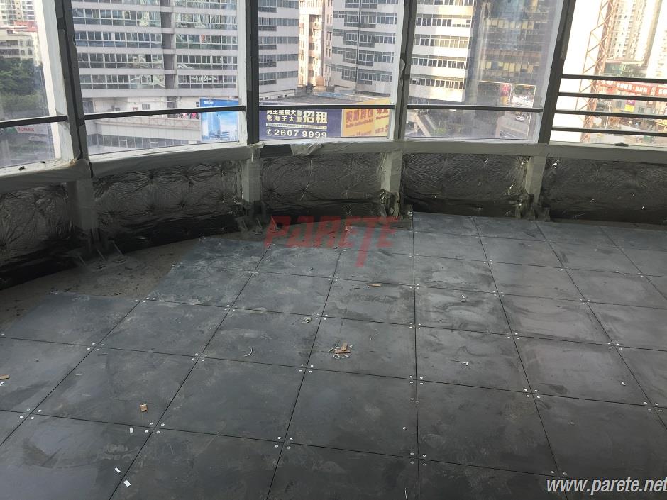 Steel raised floor with independent support
